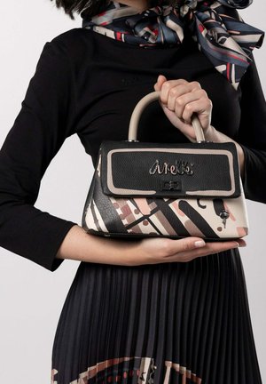 Borsa strutturata con una patta in pelle nera, caratterizzata da un motivo geometrico in beige e rosa. Include un manico superiore e dettagli metallici.