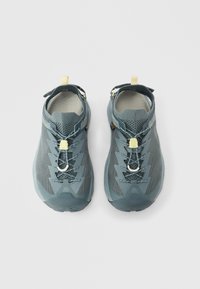 Υφασμένα αθλητικά παπούτσια με δίχτυ σε χαμηλό μπλε χρώμα, με ασφαλές κλείδωμα κορδονιών, στρογγυλεμένο μύτο, μαλακή επένδυση και ταμπελάκι στη φτέρνα για εύκολη εφαρμογή.