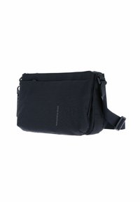 Borsa a tracolla nera con superficie texturizzata, scomparti con zip, tracolla regolabile e branding discreto. Design compatto con tasche funzionali.