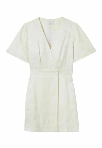 Robe portefeuille à manches courtes en crème clair, avec une texture florale subtile, un décolleté en V profond et une fermeture à un bouton à la taille.