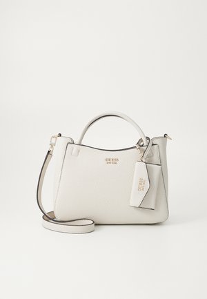 Witte gestructureerde leren Guess-handtas met bovenhandvat, afneembare schouderriem en hanglabel met gouden letters.