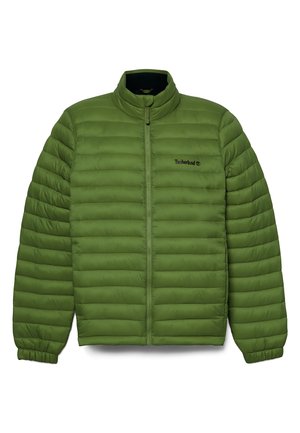Grøn quilted pufferjakke med høj krave, lange ærmer og elastiske manchetter. Har en frontlynlås og et sort logo på brystet.