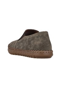 Chaussure marron en suede à enfiler avec des motifs perforés, des détails de couture sur le dessus et une semelle en caoutchouc texturée.