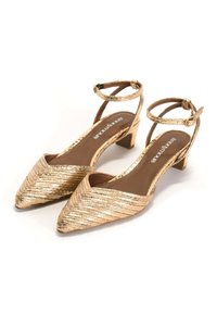 Goldene metallische Slingback-Absätze mit einer spitzen Zehenform, strukturiertem Kreuzmuster und einem niedrigen Blockabsatz. Verstellbarer Knöchelriemen enthalten.