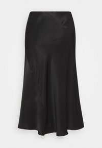 Svart satinwrapkjol med utsvängd fåll, slät yta och sned sömdetalj som skapar en flytande silhuett.