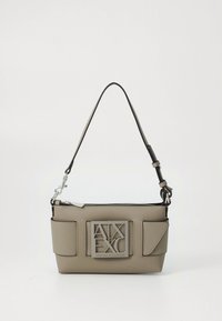 Bež kožna torba za rame pravokutnog oblika, s utisnutim logotipom na prednjoj strani, zatvaračem na patentni zatvarač i podesivim remenom. Ima dvije bočne džepove.