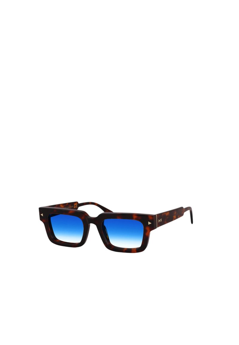Occhiali da sole quadrati con montatura in tartaruga e lenti blu sfumate. Presentano dettagli dorati sugli steli. Design classico e audace.
