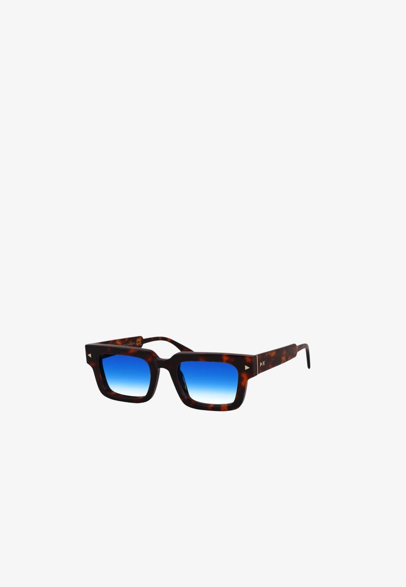 Occhiali da sole quadrati con montatura in tartaruga e lenti blu sfumate. Presentano dettagli dorati sugli steli. Design classico e audace.