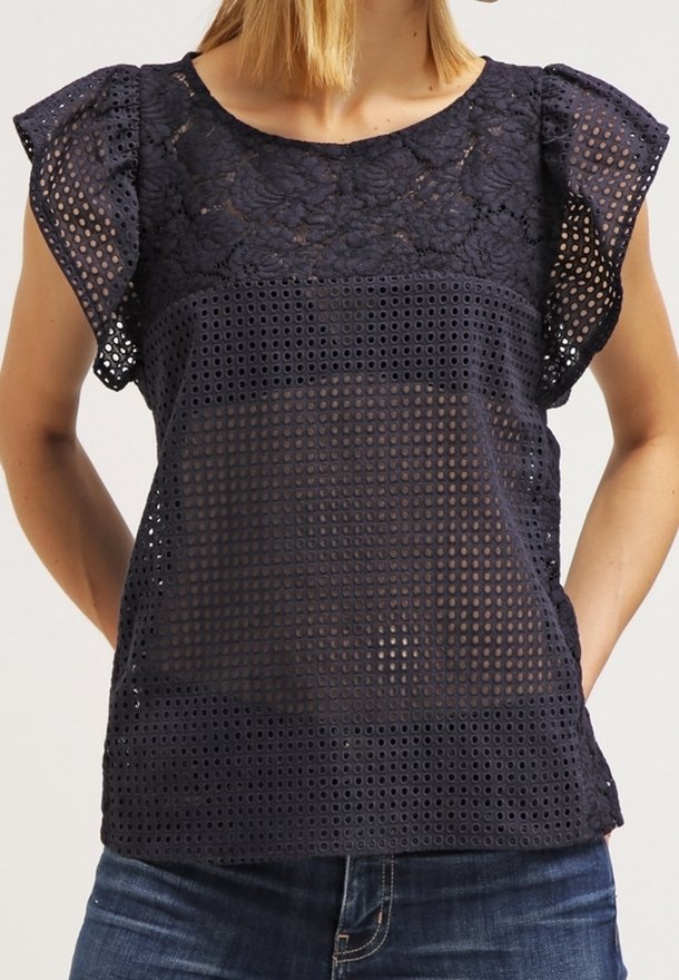 Haut bleu marine à manches courtes volantées, avec des détails en dentelle et un motif perforé. Tissu doux avec une apparence texturée.