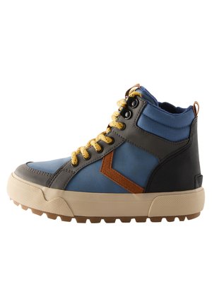 Halflange sneaker met een bovenwerk van blauw textiel en leer, grijze accenten, een bruine patch, gele veters en een gestructureerde rubberen zool.