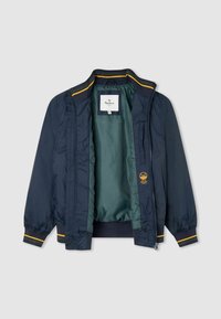 Granatowa bomberka z zielonym podszewką. Posiada elastyczne mankiety, żebrowany dół oraz żółte paski na kołnierzu i mankietach. Zapięcie na suwak z przodu.