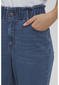 Oxmo OXANN - Pieguloša piegriezuma džinsi - mid blue denim