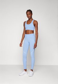 ICANIWILL RUSH SEAMLESS BRA - Sujetadores deportivos con sujeción media - soft blue melange