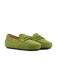 Zielone zamszowe loafersy posiadają dwie przeszyte linie na przodzie, design mokasynów oraz gumowe detale w postaci wypustek na podeszwie dla lepszej przyczepności.