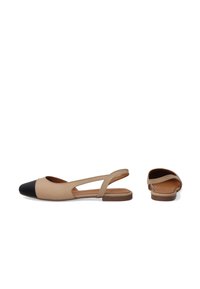 Slingback ploché boty s béžovým koženým svrškem, černým špičkovým krytem, otevřenými stranami a hnědými podrážkami. Jednoduchý, funkční design.