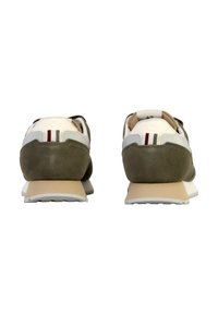 Sneaker in suede grigio-verde testurizzato e pelle bianca con suola beige; presenta un design minimalista e sottili strisce di accentuazione sul tallone.