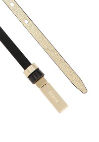 Čierny kožený opasok so zlatým, textúrovaným akcentom a lesklou obdĺžnikovou prackou. Obsahuje hladký vnútorný povrch a dierky na nastavovanie.