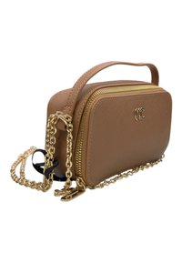 Borsa in pelle sintetica marrone con zip dorata, tracolla a catena e logo. Forma rettangolare arrotondata, texture liscia, design compatto.
