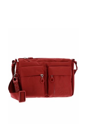 Sac messager rouge avec deux poches zippées à l'avant, tissu texturé, sangle d'épaule réglable et détail de logo sur le côté.