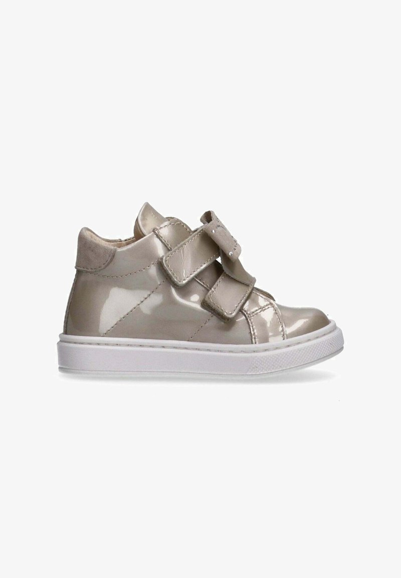 Sneaker lucido beige per bambini con due ampie fasce in Velcro e suola in gomma bianca, vista di lato su uno sfondo bianco.