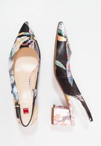 Scarpe slingback a punta con motivo floreale su tessuto nero, dotate di tacco spesso e cinturino alla caviglia con hardware dorato.