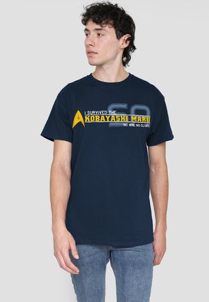 Navyblaue Baumwoll-T-Shirt mit dem Text "Ich habe die Kobayashi Maru überlebt" in Gelb und Weiß, inklusive Sterneninsignien und kühlem Grafikdesign.