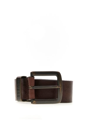 Ceinture en cuir marron avec une boucle en laiton rectangulaire ornée d'un logo en relief, présentant une texture lisse et un design robuste.