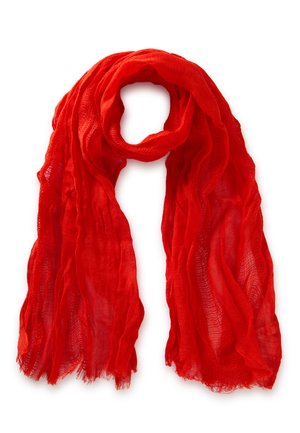 Sciarpa rossa leggera in tessuto trasparente, piegata morbida con bordi sfrangiati su sfondo bianco.