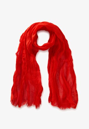 Sciarpa rossa leggera in tessuto trasparente, piegata morbida con bordi sfrangiati su sfondo bianco.