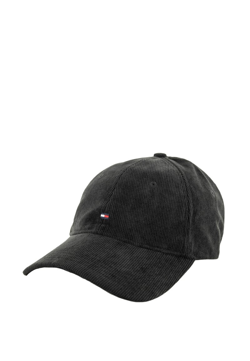 Gorra de béisbol de pana negra con visera curvada, superficie texturizada y un pequeño logo en rojo, blanco y azul en el panel frontal.