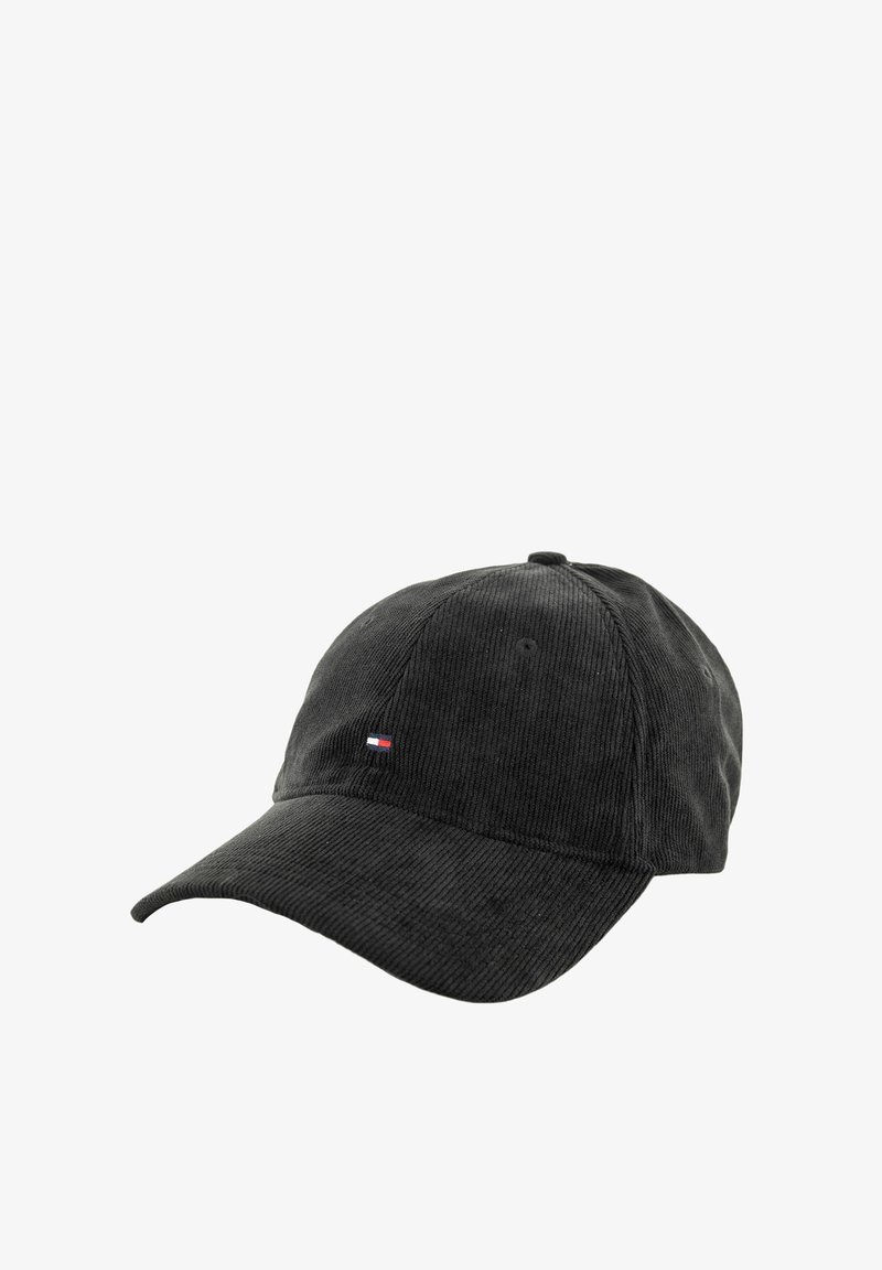Gorra de béisbol de pana negra con visera curvada, superficie texturizada y un pequeño logo en rojo, blanco y azul en el panel frontal.