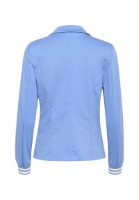Modrá dlouhá bunda s límcem, se slim fit střihem, vertikálními švy a pruhovanými žebrovanými manžetami. Hladká textura látky.