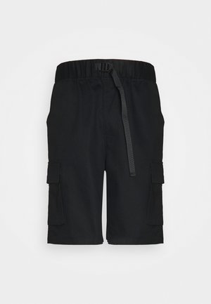 Zwarte cargoshorts met elastische tailleband, verstelbare stoffen riem en zijflappenzakken, weergegeven op een effen lichte achtergrond.