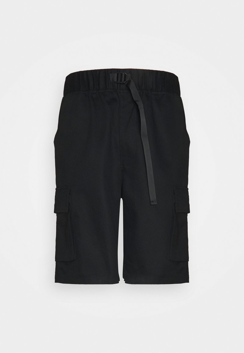 Short cargo noir avec taille élastique, ceinture en tissu réglable et poches latérales à rabat, présenté sur un fond clair uni.