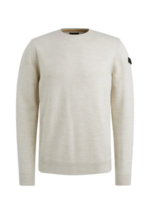 Hellbeige, runder Pullover aus weichem Strickstoff. Mit langen Ärmeln und einem kleinen schwarzen Logo-Patch auf der linken Schulter.