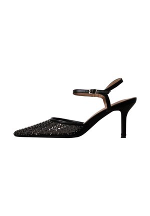 Chaussure à talons hauts noire à bout pointu avec bride à la cheville et avant texturé tissé, présentée sur fond blanc.