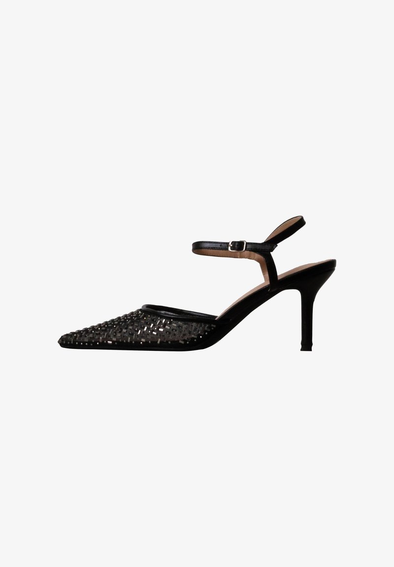 Chaussure à talons hauts noire à bout pointu avec bride à la cheville et avant texturé tissé, présentée sur fond blanc.