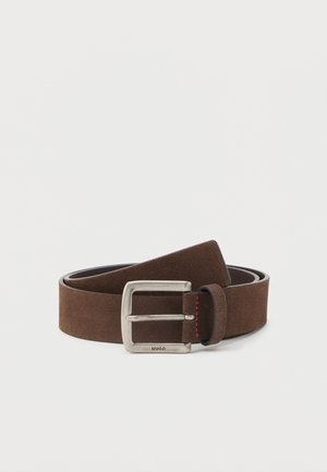 Ceinture en velours brun avec une boucle en métal argenté et des accents de couture rouges. La sangle est lisse avec un profil plat.
