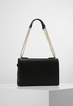 Zwarte leren handtas met een gestructureerd ontwerp, voorzien van een goudkleurige kettingriem, een gladde textuur en een minimalistische stijl.