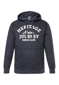 Granatowy hoodie wykonany z mieszanki bawełny posiada przednią kieszeń typu kangur, ściągacze przy mankietach oraz graficzny nadruk z napisem "HERITAGE Motor JOURNEY since 1880."