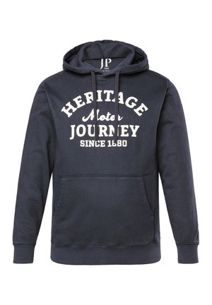 Sudadera azul marino de mezcla de algodón con un bolsillo tipo canguro en el frente, puños acanalados y una impresión gráfica que dice "HERITAGE Motor JOURNEY desde 1880."