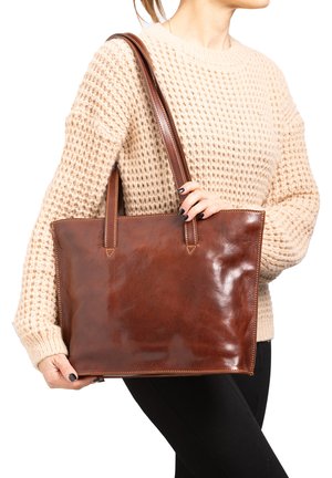 Borsa a tracolla in pelle marrone con finitura lucida, forma rettangolare e doppi manici allungati. Presenta cuciture decorative visibili.