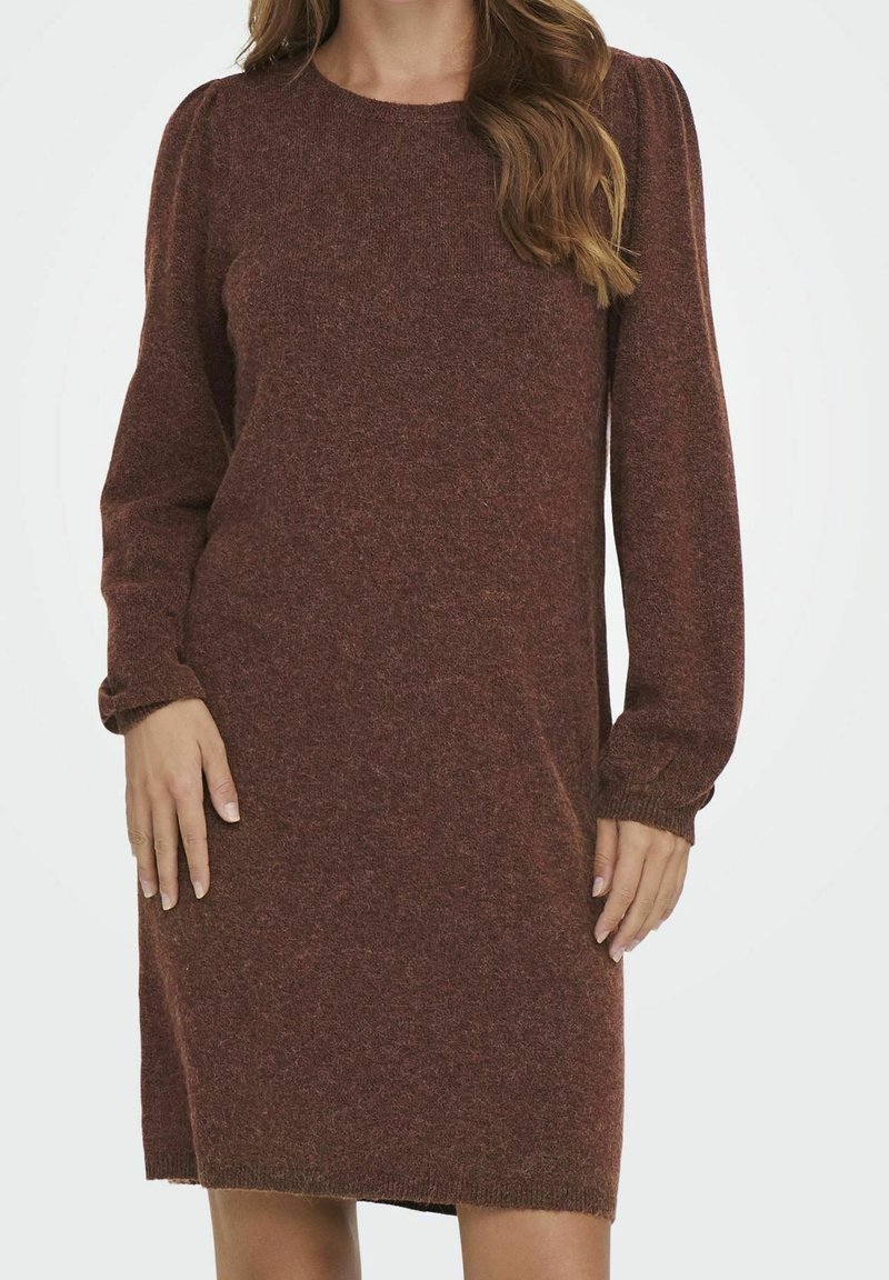 Abito in maglia color bordeaux con maniche lunghe e puff, scollatura rotonda e polsini a costine. Texture morbida con vestibilità comoda, design fino al ginocchio.
