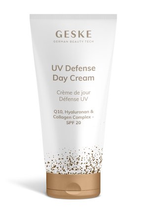 GESKE UV Defense Tagescreme Tube mit Q10, Hyaluronan, Kollagen-Komplex, SPF 20, weißes und goldgesprenkeltes Design, deutsche Schönheitsmarke.