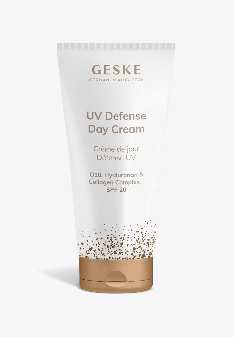 Tube de crème de jour GESKE UV Defense avec Q10, hyaluronane, complexe de collagène, SPF 20, design blanc moucheté d’or, marque de beauté allemande.