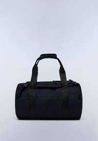 Tmavě modrá taška přes rameno s černými texturovanými popruhy, válcového tvaru, se zipovým uzávěrem a značenými detaily na madlech.