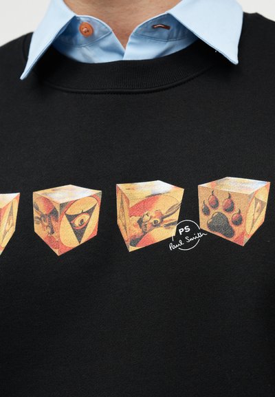 Μαύρο φούτερ με τέσσερις εικονογραφημένους κύβους με διάφορα μοτίβα, συνοδευόμενο από το λογότυπο «PS Paul Smith» σε λευκό. Υλικό από βαμβάκι.