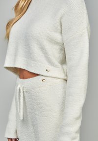 SIKSILK CROPPED LOUNGE - Sportinis megztinis - ecru