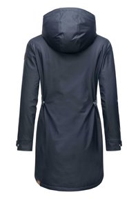 Parka impermeable azul marino con capucha, que presenta una cintura ajustada, mangas largas con puños de botón y un sutil detalle de logo en el dobladillo.