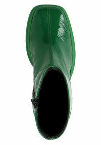 Botín de tobillo verde brillante con punta cuadrada, costura central visible y cremallera en el lado interior, visto desde arriba.